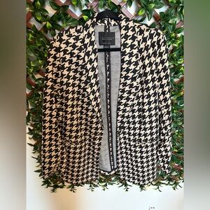Sanctuary Black and White Houndstooth cardigan size Large
PTP 21
Length 28.5
